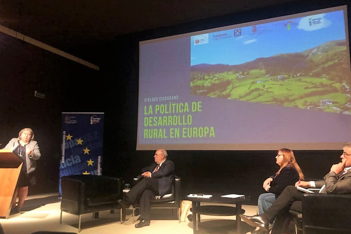 Clara Aguilera, vicepdta. Comisión de Agricultura y DR en el Parlamento Europeo: ” Es necesaria la convergencia de políticas y la coordinación entre fondos para abordar la despoblación rural”