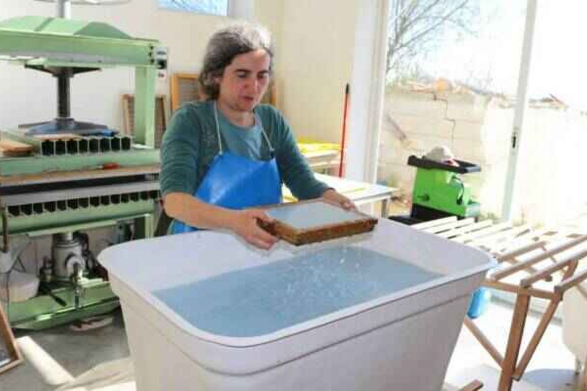 La artesanía de papel de Pilar Rodríguez es reconocida por la Junta