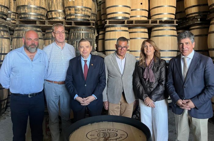 Luis Planas visita una de las empresas artesanales que promueve la IGP Tonelerías de Montilla-Moriles