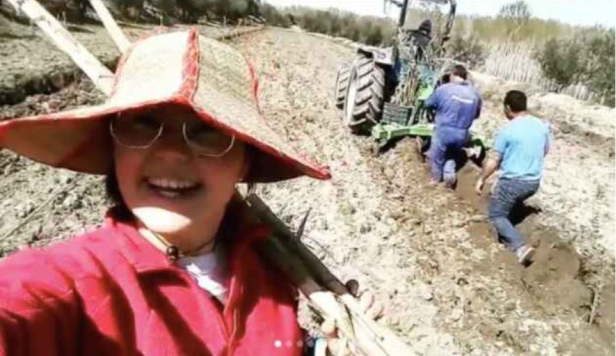 Anita ‘La Cortijera’ enseña en Instagram cómo es la vida de una joven que trabaja en el campo