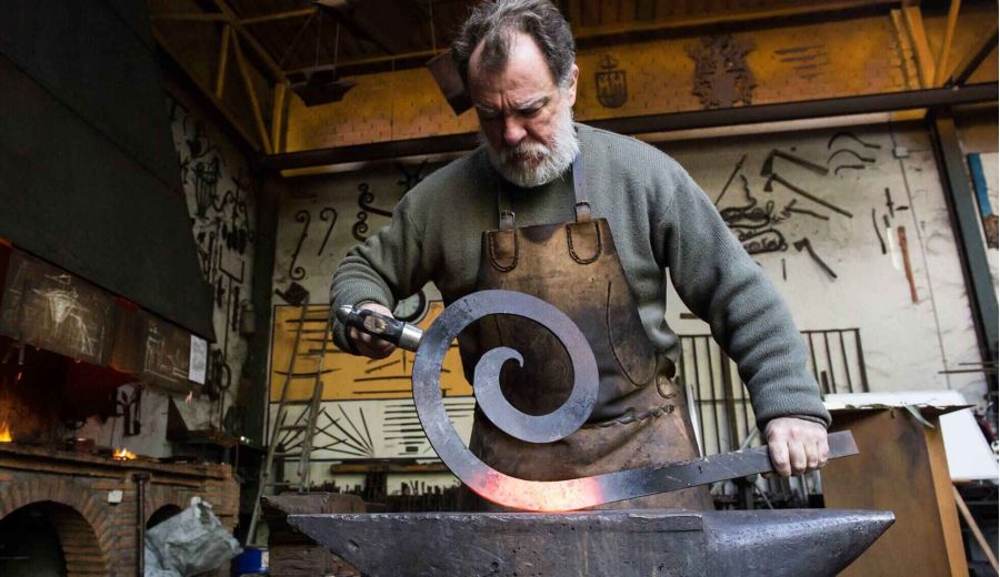 El herrero que repobló un pueblo enseñando técnicas de forja medieval por Youtube