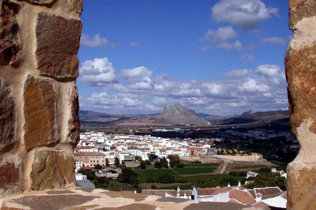 Bancos Rojos contra la violencia de género llenan las plazas de los pueblos de la comarca de Antequera