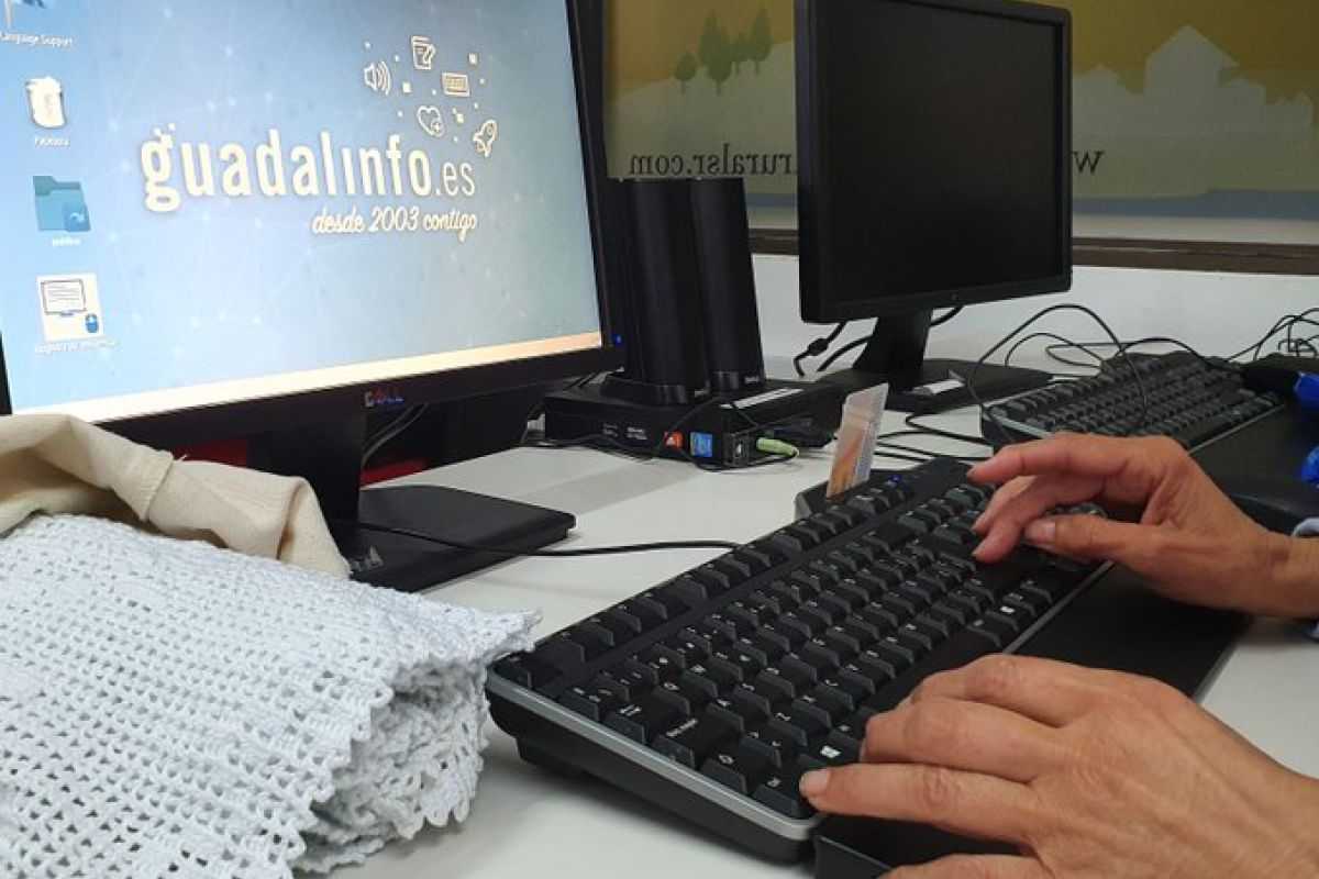 Andalucía impulsa la red Guadalinfo para fomentar el teletrabajo y fijar la población en entornos rurales
