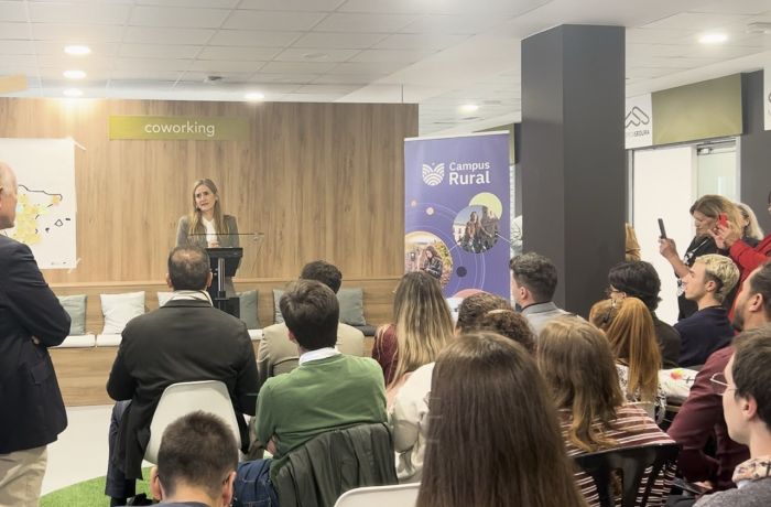 Sara Aagesen pone en valor el programa Campus Rural en su visita a Beas de Segura: “Es fuente de oportunidades y futuro”