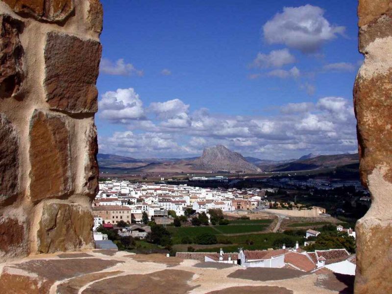 Bancos Rojos contra la violencia de género llenan las plazas de los pueblos de la comarca de Antequera
