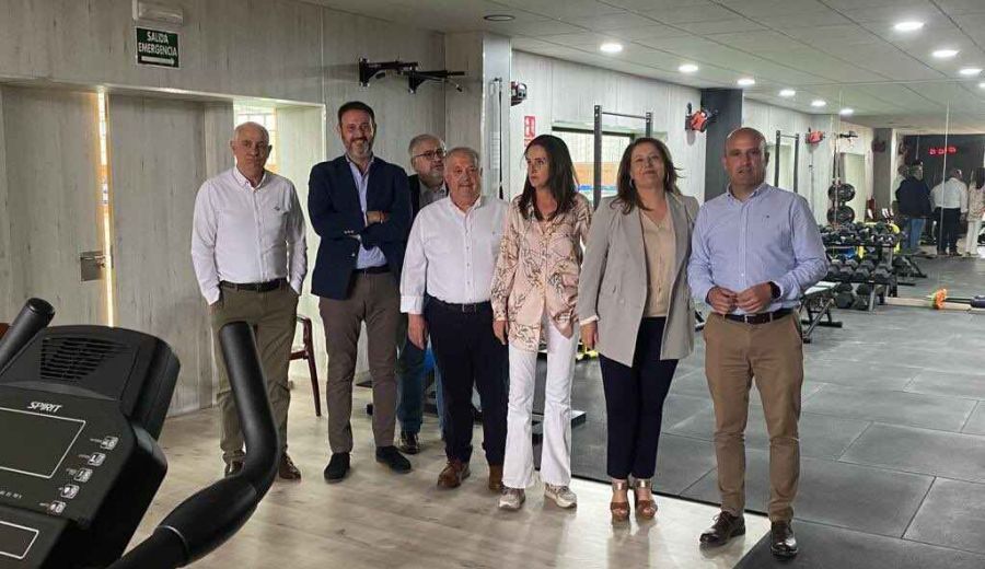Carmen Crespo visita el nuevo gimnasio municipal de María financiado con ayudas LEADER