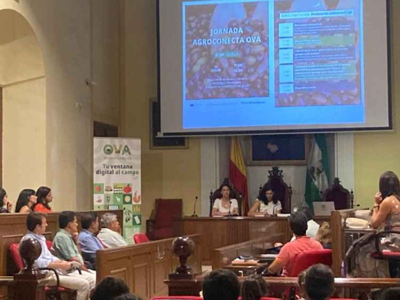 Presentados los servicios de la Oficina Virtual Agraria (OVA) a los agricultores de Écija y comarca