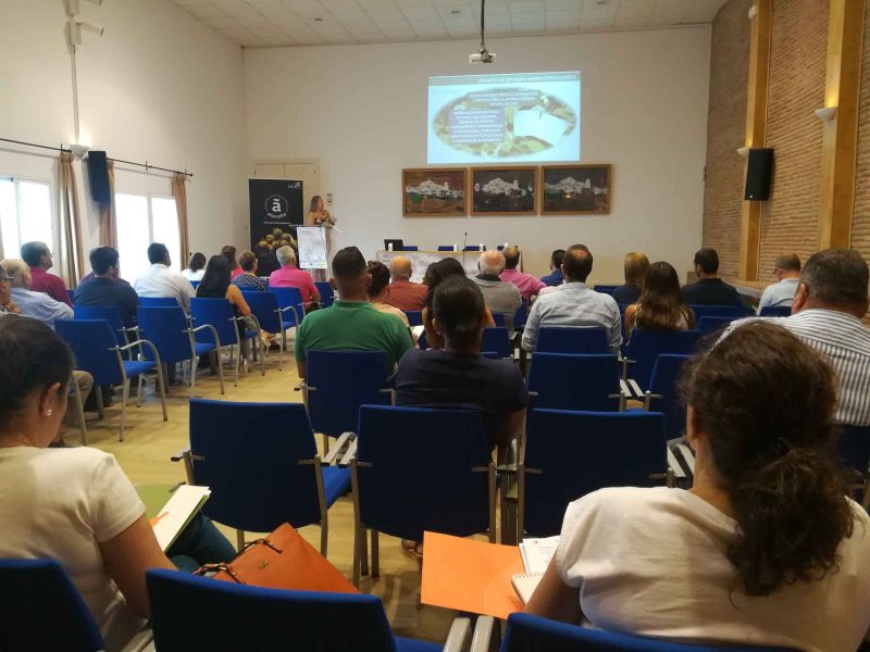 Unas jornadas abordan nuevas líneas de comercialización y nuevos productos de la Aloreña de Málaga