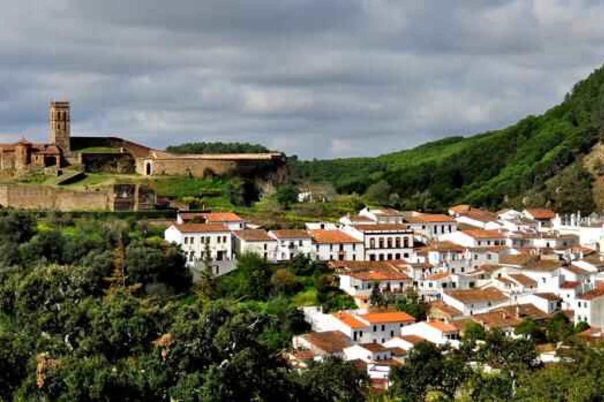 La Sierra de Huelva «vaciada»… de población y bancos