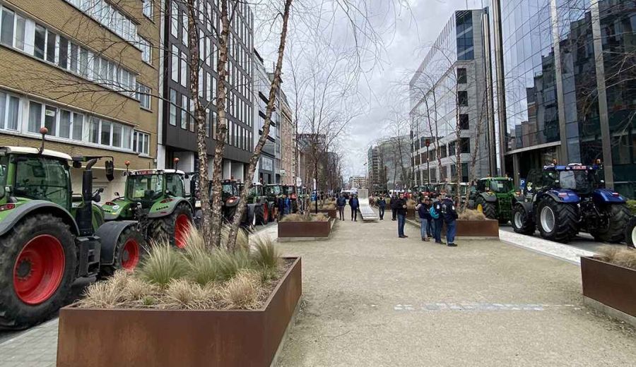 Las protestas del campo llegan hasta el centro de Bruselas en defensa de la PAC y con el respaldo de toda Europa