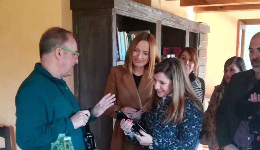 Una empresa aceitera de la Sierra de Cádiz fabrica un innovador aceite de oliva con algas