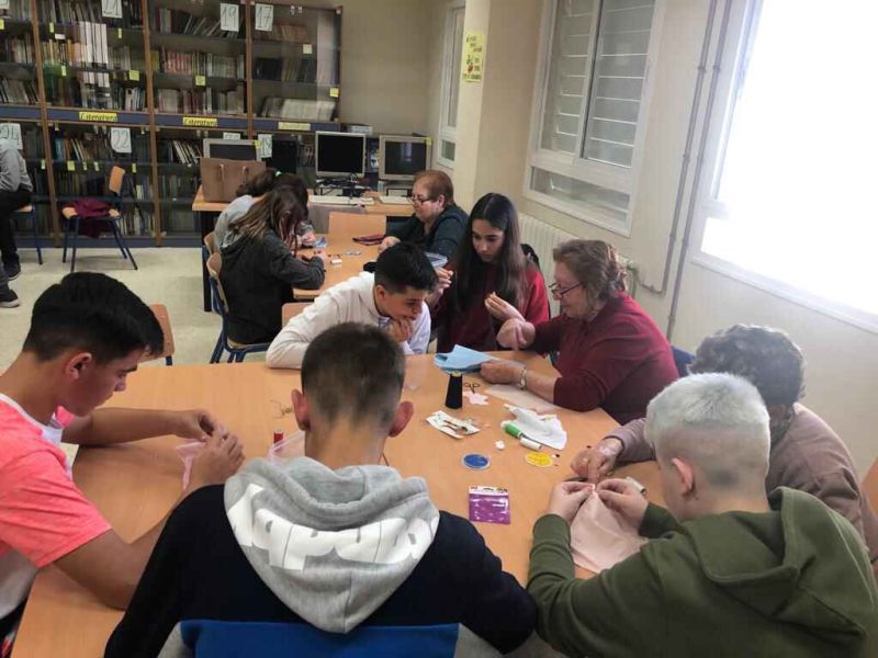 Mujeres mayores de Montefrío enseñan a adolescentes a coser  y planchar en el marco de un programa  de igualdad