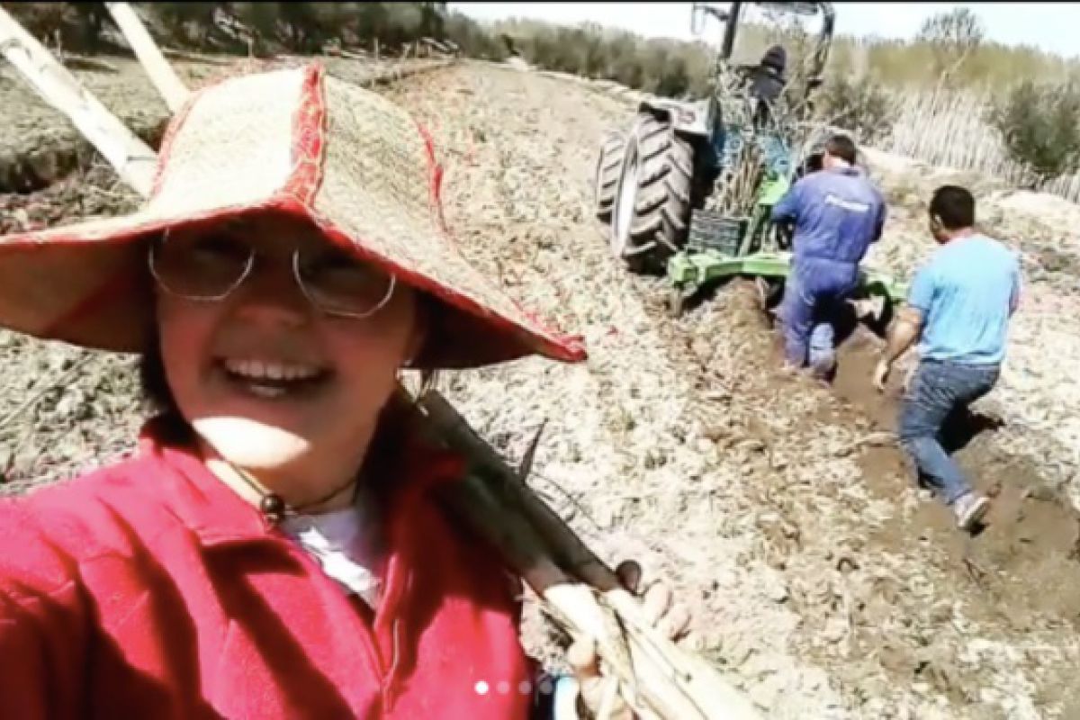 Anita ‘La Cortijera’ enseña en Instagram cómo es la vida de una joven que trabaja en el campo