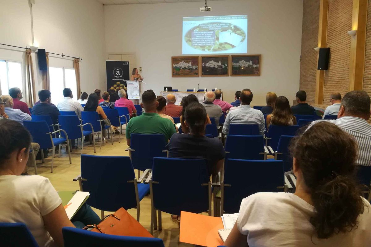 Unas jornadas abordan nuevas líneas de comercialización y nuevos productos de la Aloreña de Málaga
