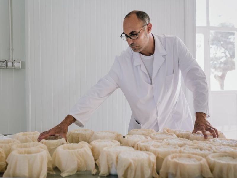 De químico a quesero artesano en la Sierra  Morena de Sevilla