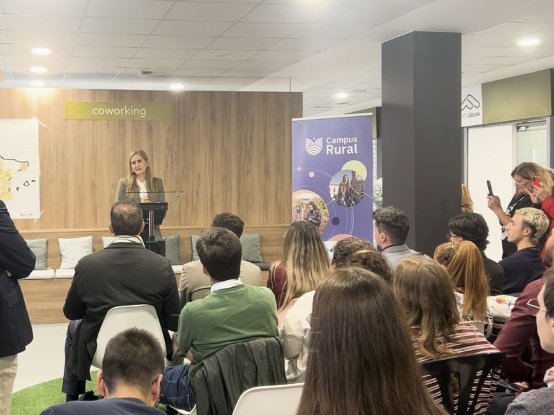 Sara Aagesen pone en valor el programa Campus Rural en su visita a Beas de Segura: “Es fuente de oportunidades y futuro”