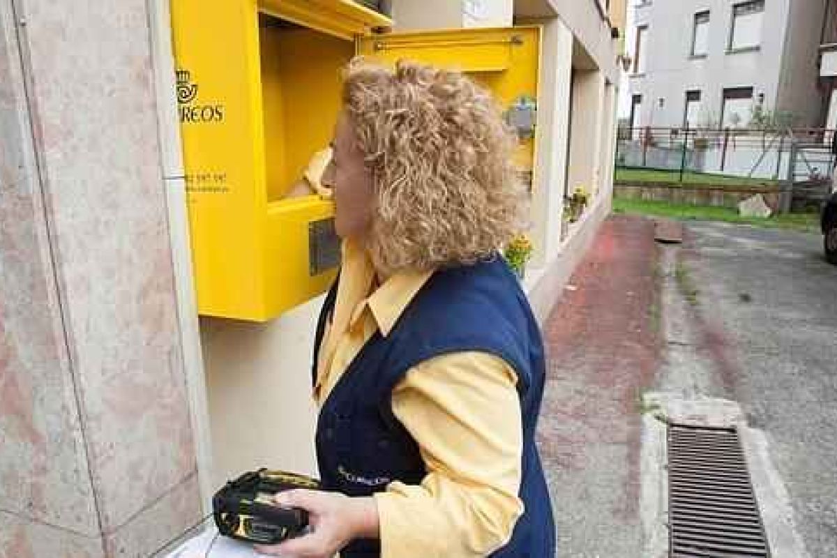 Correos y Banco Santander firman un acuerdo para ofrecer servicios financieros básicos en municipios rurales y áreas despobladas