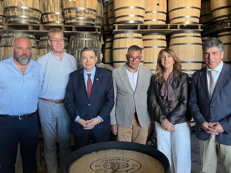 Luis Planas visita una de las empresas artesanales que promueve la IGP Tonelerías de Montilla-Moriles