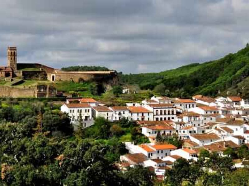La Sierra de Huelva «vaciada»… de población y bancos