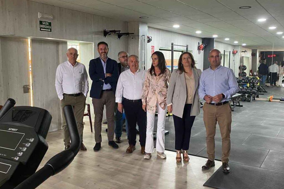 Carmen Crespo visita el nuevo gimnasio municipal de María financiado con ayudas LEADER