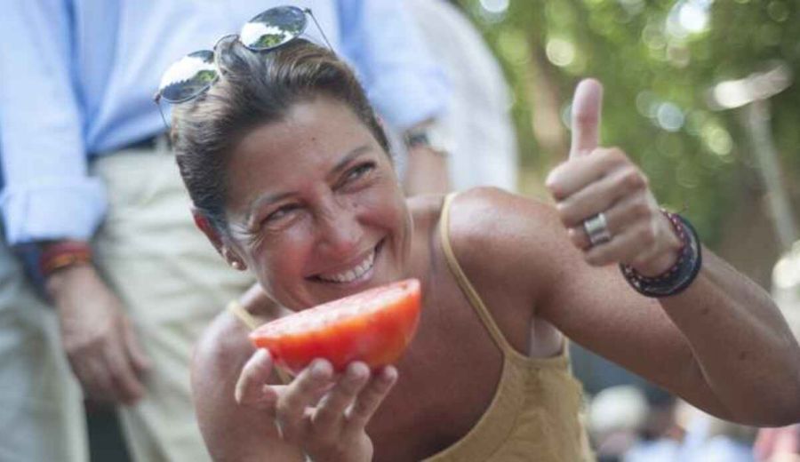 Sara Baras se lleva la subasta del mejor tomate Huevo de Toro con 3.700 euros organizado por el GDR Valle del Guadalhorce