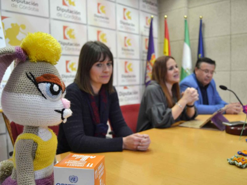 La VII edición de la ‘Urban knitting Iznájar’ recreará con ganchillo algunos de los cuentos infantiles más populares