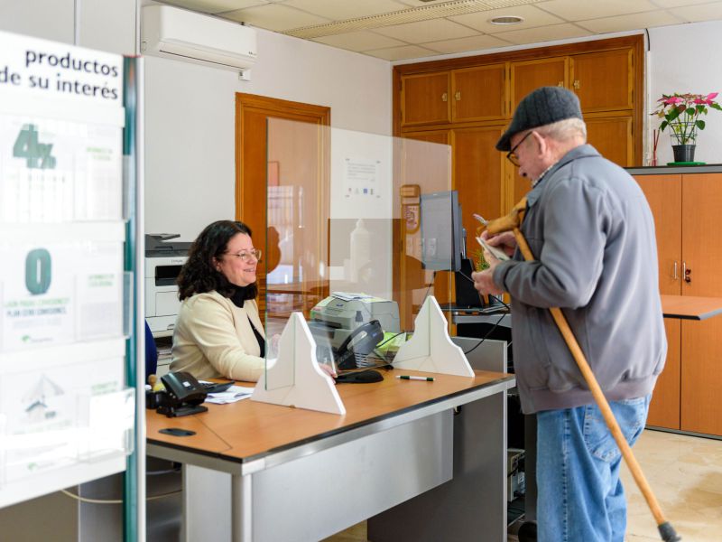 Dolores, la agente bancaria que lucha contra la exclusión financiera en Pruna