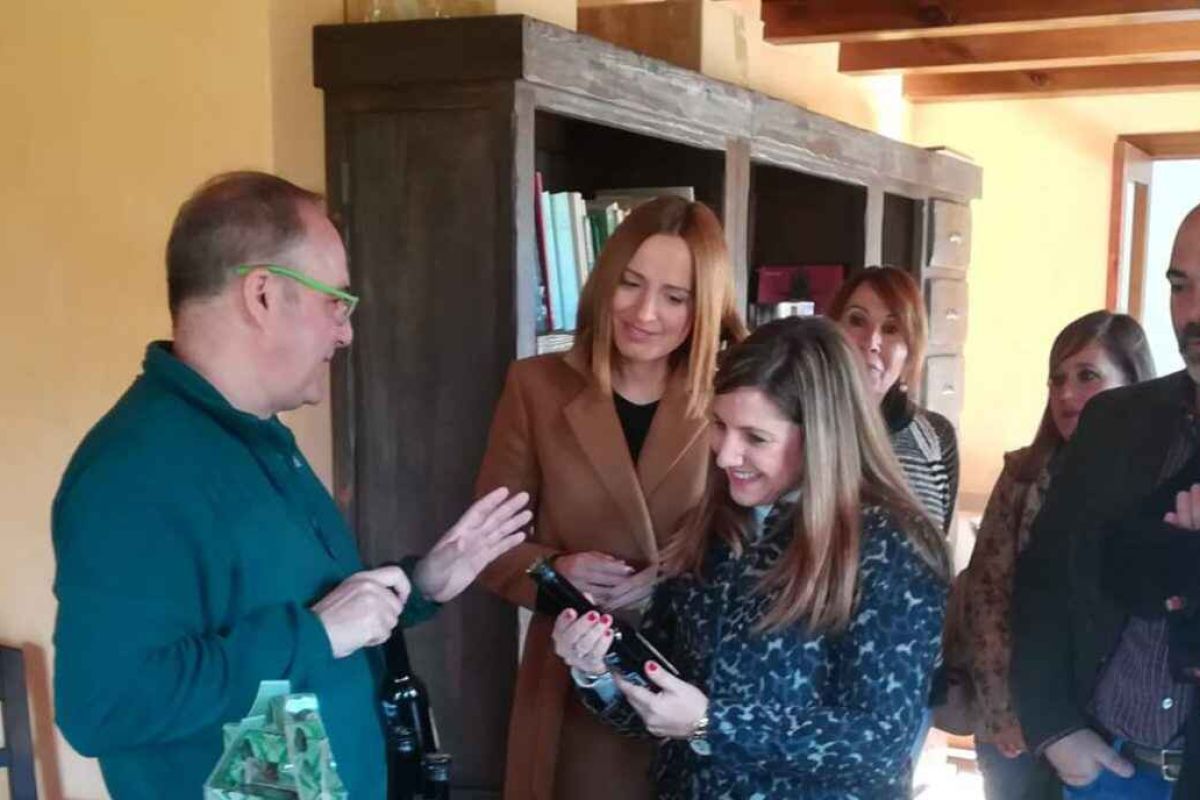 Una empresa aceitera de la Sierra de Cádiz fabrica un innovador aceite de oliva con algas