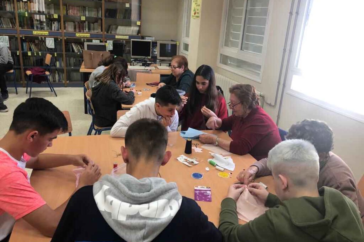 Mujeres mayores de Montefrío enseñan a adolescentes a coser  y planchar en el marco de un programa  de igualdad