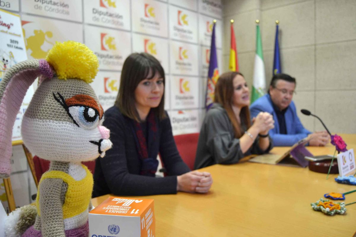La VII edición de la ‘Urban knitting Iznájar’ recreará con ganchillo algunos de los cuentos infantiles más populares
