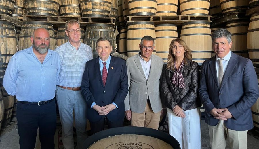 Luis Planas visita una de las empresas artesanales que promueve la IGP Tonelerías de Montilla-Moriles