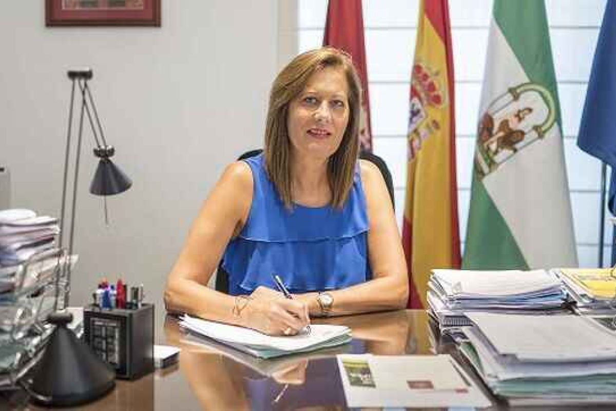 Rosario Andújar: “En la tienda de mi madre corté mucho chóped y vi la realidad de las mujeres. Llegué a la política por el feminismo”
