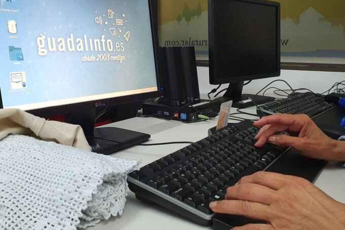Andalucía impulsa la red Guadalinfo para fomentar el teletrabajo y fijar la población en entornos rurales