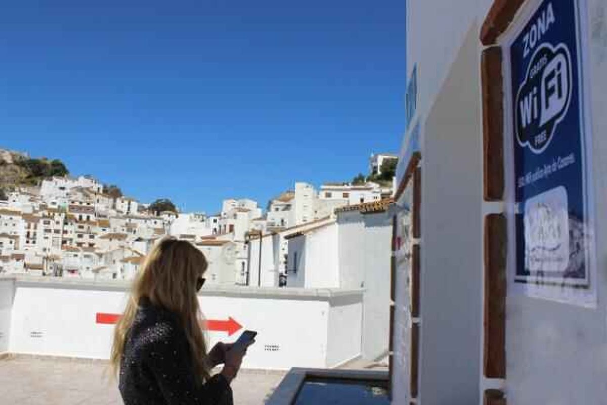Cuando todo el pueblo comparte grupo de WhatsApp: noticias, reencuentros y un “Blablacar” rural