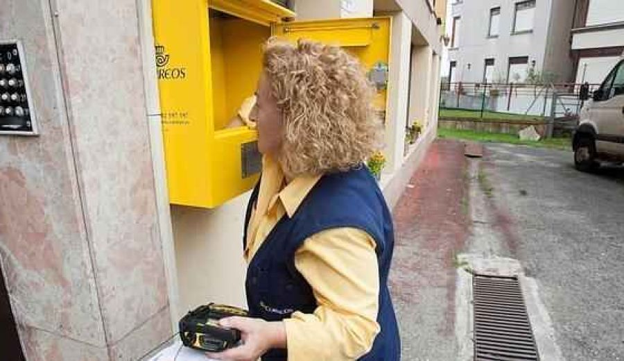Correos y Banco Santander firman un acuerdo para ofrecer servicios financieros básicos en municipios rurales y áreas despobladas