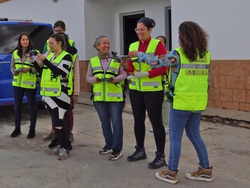 Mujeres del Andévalo Occidental se forman en el uso de drones para vigilar los cultivos o el ganado