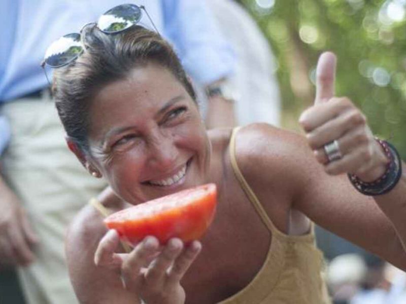 Sara Baras se lleva la subasta del mejor tomate Huevo de Toro con 3.700 euros organizado por el GDR Valle del Guadalhorce