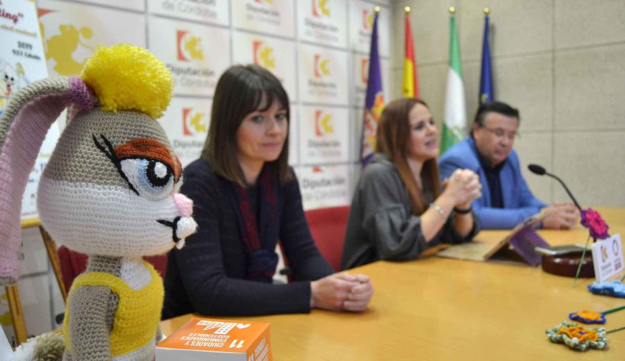 La VII edición de la ‘Urban knitting Iznájar’ recreará con ganchillo algunos de los cuentos infantiles más populares