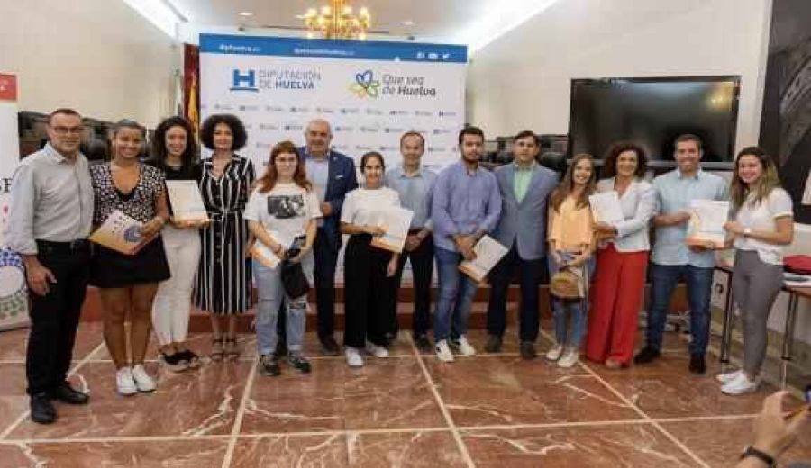 65 jóvenes reciben las becas HEBE Primera Oportunidad de Diputación de Huelva para la realización de prácticas en empresas