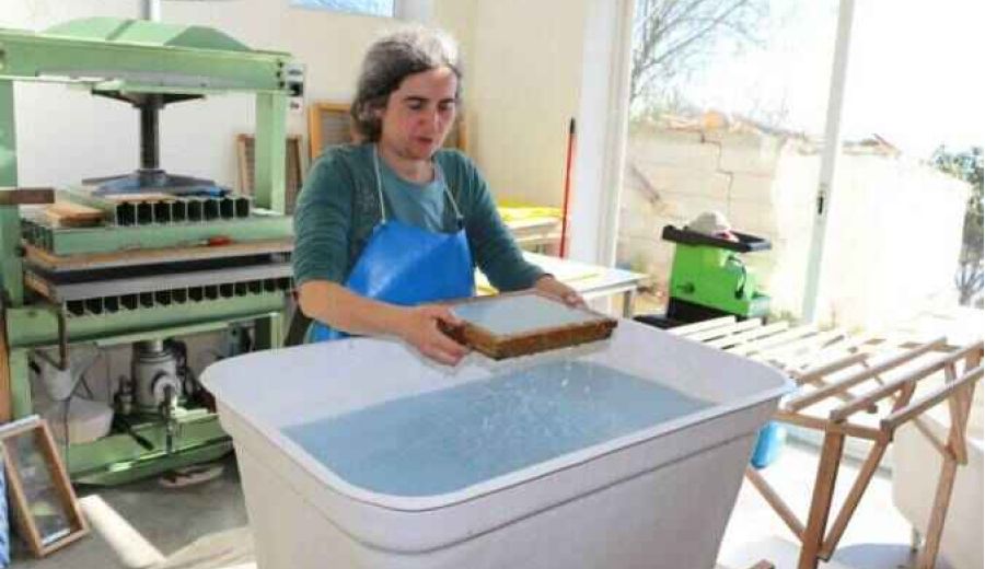 La artesanía de papel de Pilar Rodríguez es reconocida por la Junta