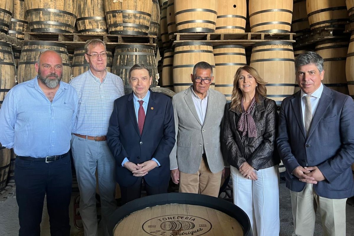 Luis Planas visita una de las empresas artesanales que promueve la IGP Tonelerías de Montilla-Moriles