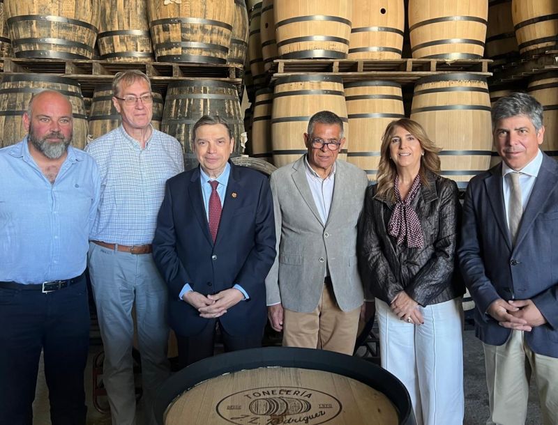 Luis Planas visita una de las empresas artesanales que promueve la IGP Tonelerías de Montilla-Moriles
