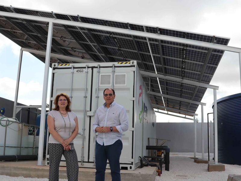 Mariluz Olmedo gerente del GDR Antequera y Miguel Asencio presidente de la entidad y alcalde de Humilladero en la nueva planta potabilizadora d709e56f