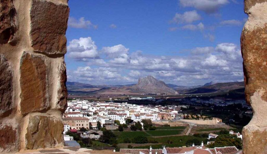 Bancos Rojos contra la violencia de género llenan las plazas de los pueblos de la comarca de Antequera