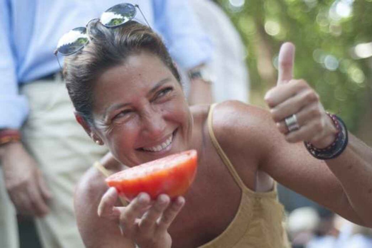Sara Baras se lleva la subasta del mejor tomate Huevo de Toro con 3.700 euros organizado por el GDR Valle del Guadalhorce