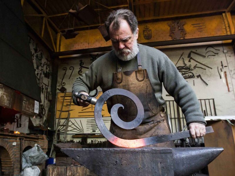 El herrero que repobló un pueblo enseñando técnicas de forja medieval por Youtube
