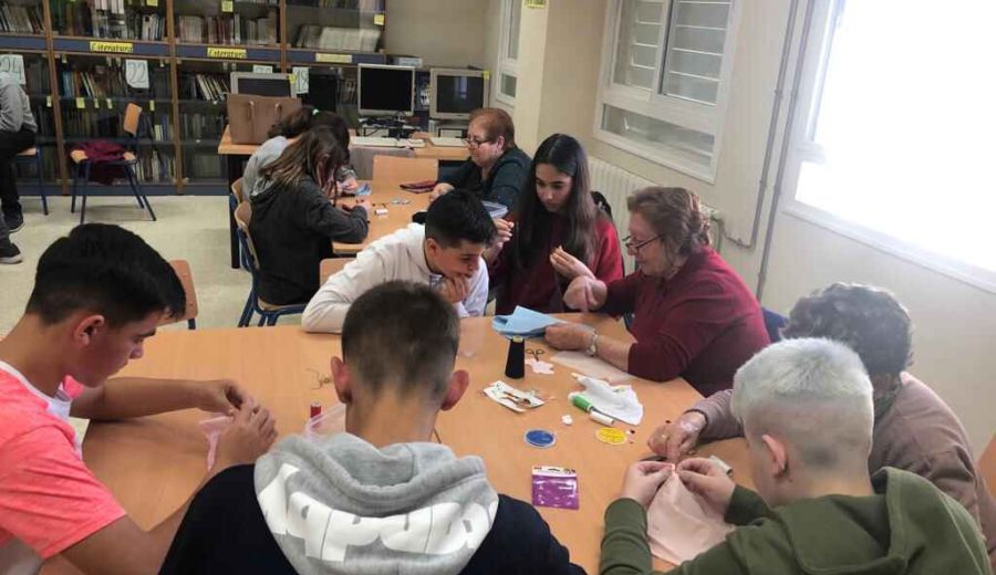 Mujeres mayores de Montefrío enseñan a adolescentes a coser  y planchar en el marco de un programa  de igualdad