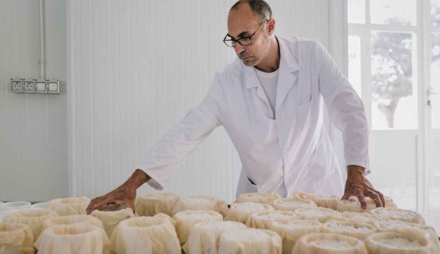 De químico a quesero artesano en la Sierra  Morena de Sevilla