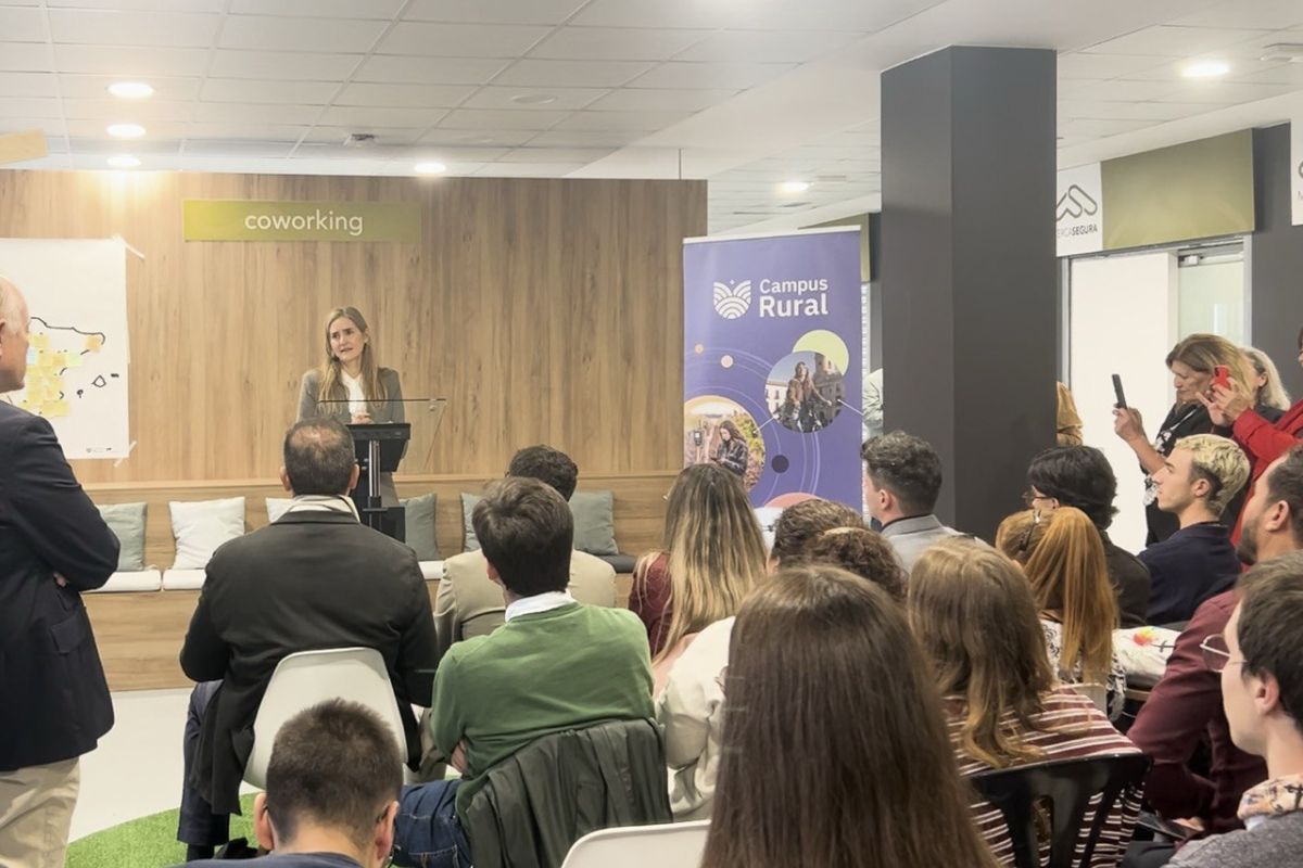 Sara Aagesen pone en valor el programa Campus Rural en su visita a Beas de Segura: “Es fuente de oportunidades y futuro”