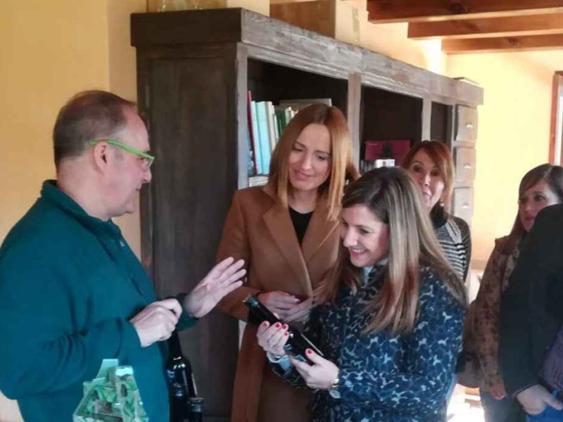 Una empresa aceitera de la Sierra de Cádiz fabrica un innovador aceite de oliva con algas